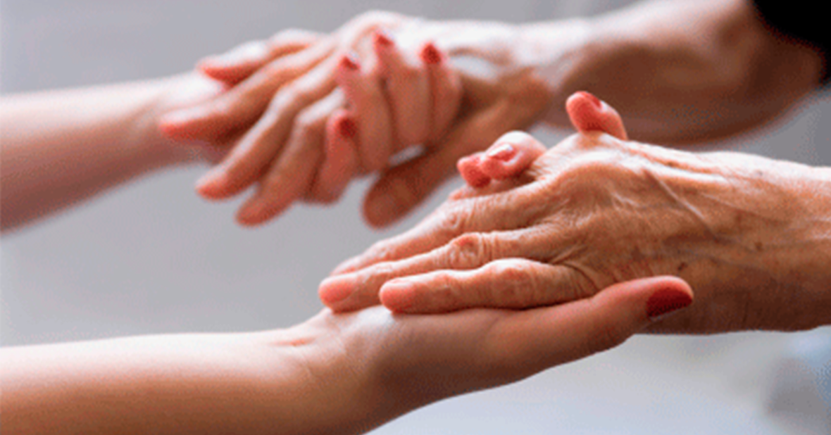 Joven sosteniendo las manos de una persona mayor para ayudarla a superar la depresión