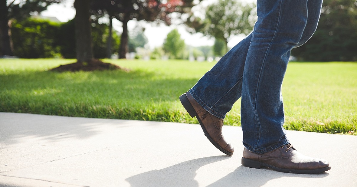 Persona caminando con un calzado con cordones, adecuado para prevenir caídas en la tercera edad