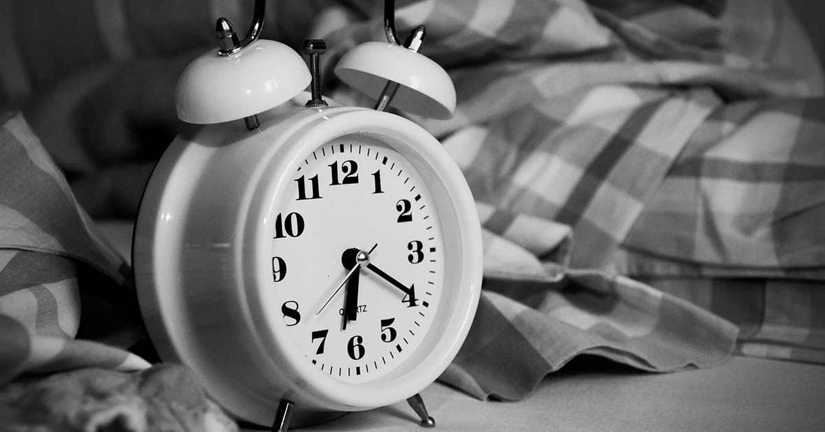 Imagen en blanco y negro de un despertador que es útili para crear una rutina de sueño para personas mayores con hipersomnia