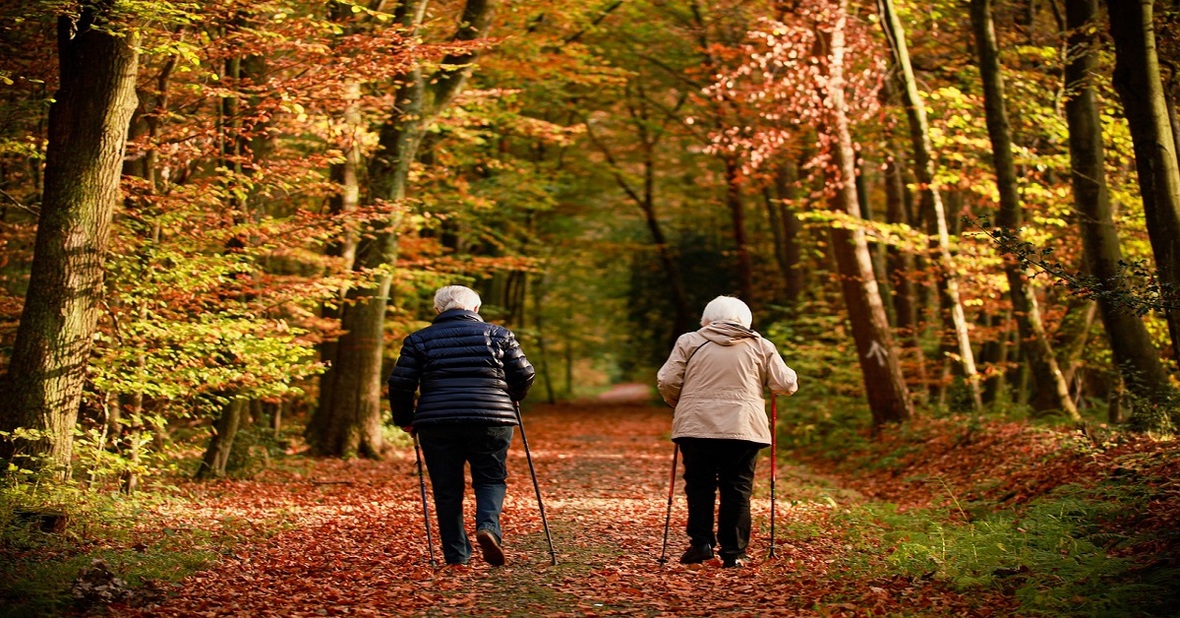 Dos mujeres caminando ayudadas por bastones, un buen ejercicio para mayores de 60 años que sufren algún problema de movilidad